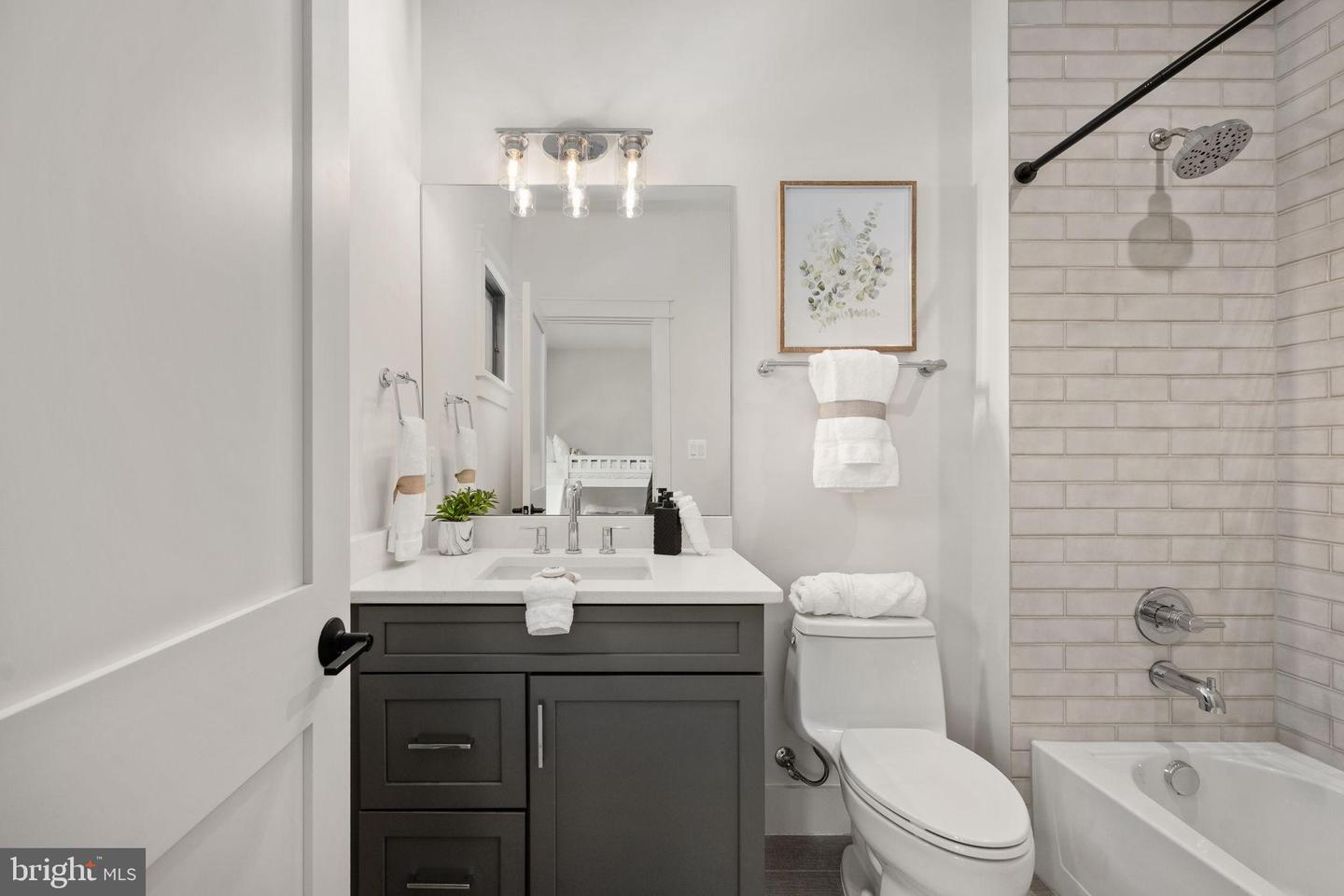 516 VALLEY DR SE, VIENNA, Virginia 22180, 6 Bedrooms Bedrooms, 23 Rooms Rooms,6 BathroomsBathrooms,Residential,For sale,516 VALLEY DR SE,VAFX2289572 MLS # VAFX2289572