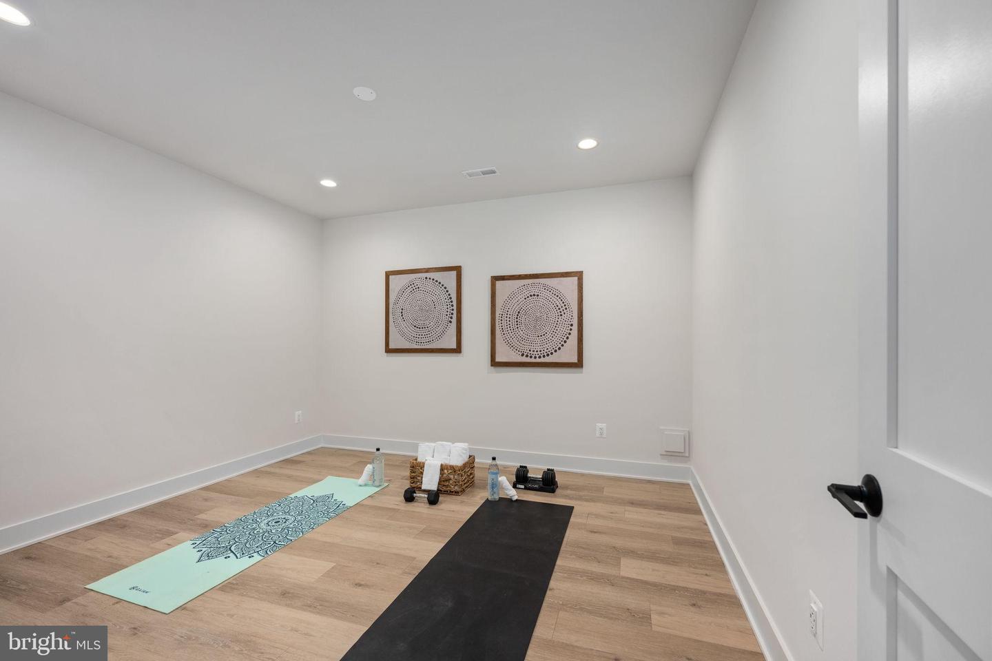 516 VALLEY DR SE, VIENNA, Virginia 22180, 6 Bedrooms Bedrooms, 23 Rooms Rooms,6 BathroomsBathrooms,Residential,For sale,516 VALLEY DR SE,VAFX2289572 MLS # VAFX2289572