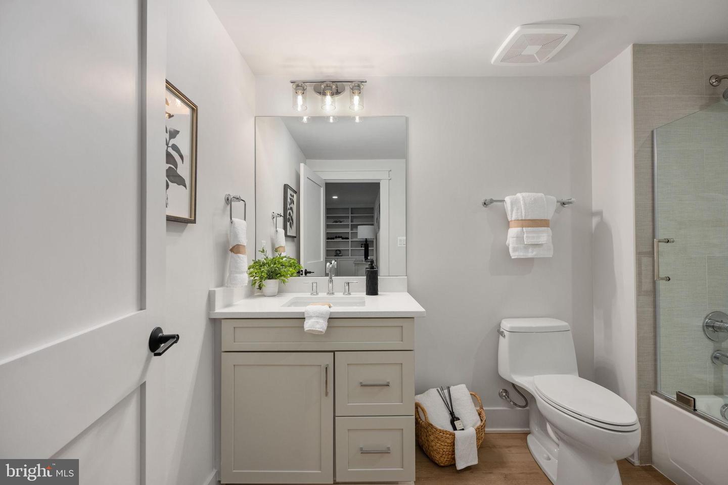 516 VALLEY DR SE, VIENNA, Virginia 22180, 6 Bedrooms Bedrooms, 23 Rooms Rooms,6 BathroomsBathrooms,Residential,For sale,516 VALLEY DR SE,VAFX2289572 MLS # VAFX2289572