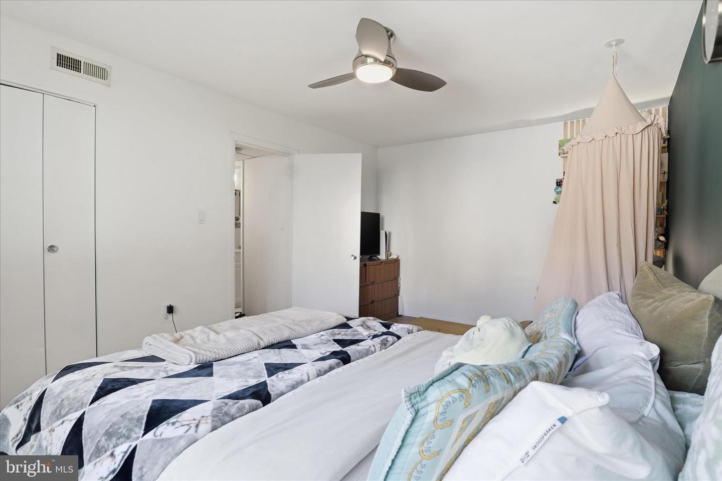 3300 S 28TH ST #404, ALEXANDRIA, Virginia 22302, 1 Bedroom Bedrooms, 4 Rooms Rooms,1 BathroomBathrooms,Residential,For sale,3300 S 28TH ST #404,VAAX2053910 MLS # VAAX2053910