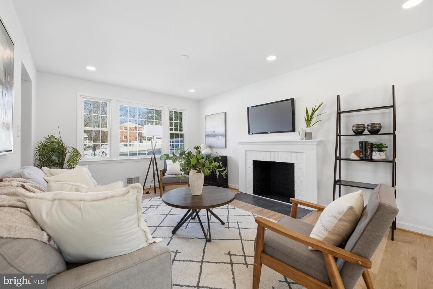 6802 SYDENSTRICKER RD, SPRINGFIELD, Virginia 22152, 4 Bedrooms Bedrooms, ,3 BathroomsBathrooms,Residential,For sale,6802 SYDENSTRICKER RD,VAFX2289616 MLS # VAFX2289616