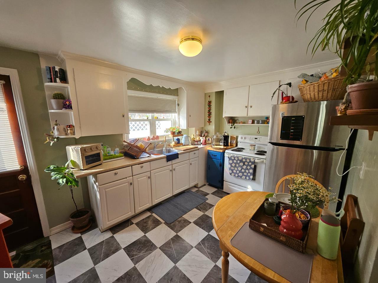 407 VAN FOSSEN ST, WINCHESTER, Virginia 22601, 2 Bedrooms Bedrooms, ,1 BathroomBathrooms,Residential,For sale,407 VAN FOSSEN ST,VAWI2009922 MLS # VAWI2009922