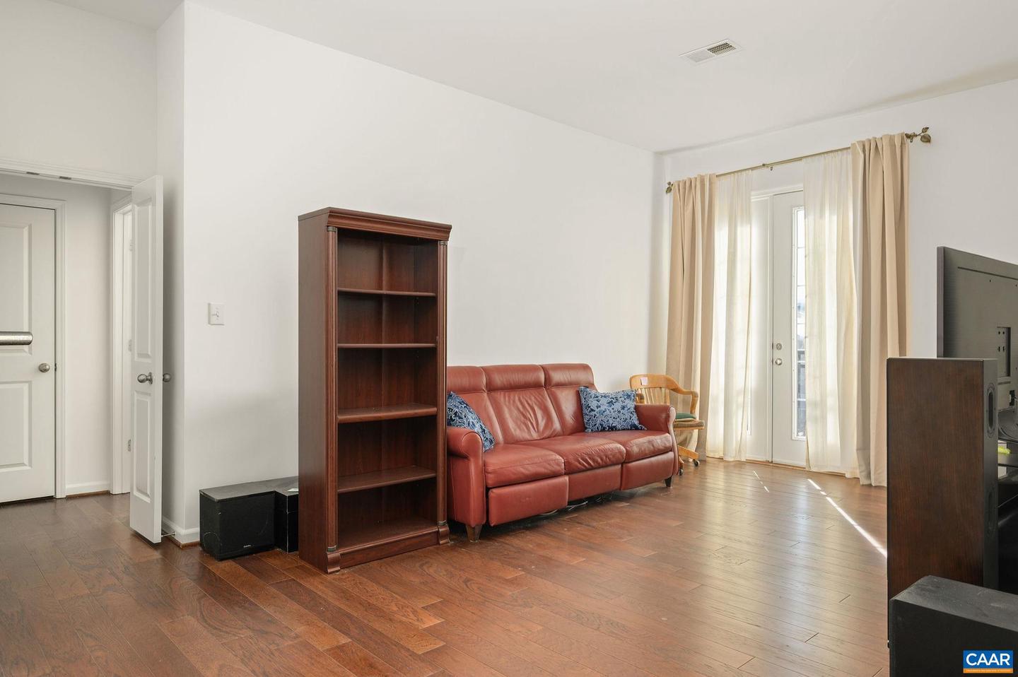 755 WALKER SQ #4B, CHARLOTTESVILLE, Virginia 22903, 2 Bedrooms Bedrooms, ,2 BathroomsBathrooms,Residential,For sale,755 WALKER SQ #4B,673147 MLS # 673147