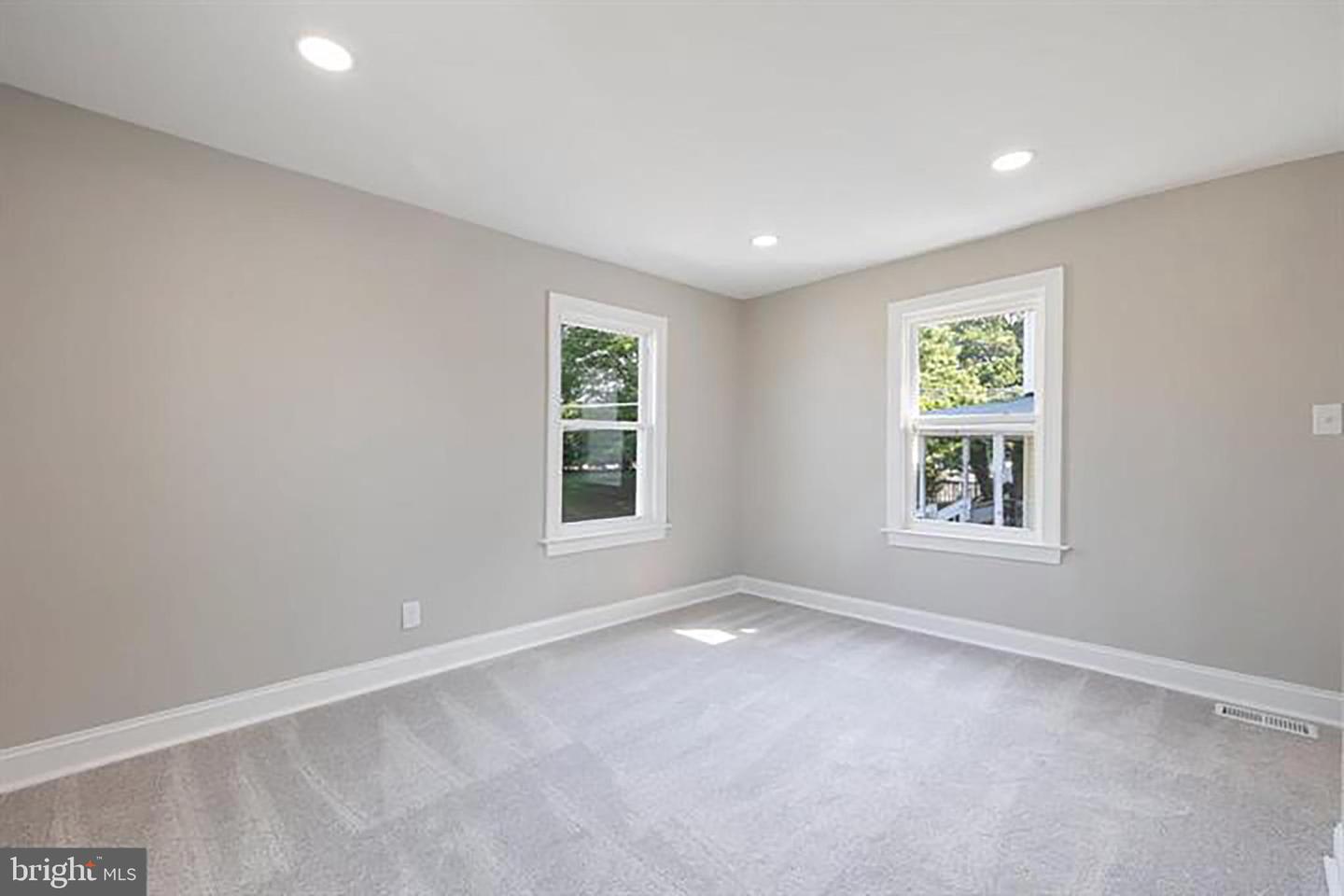 4914 22ND ST N, ARLINGTON, Virginia 22207, 2 Bedrooms Bedrooms, 5 Rooms Rooms,2 BathroomsBathrooms,Residential,For sale,4914 22ND ST N,VAAR2068682 MLS # VAAR2068682