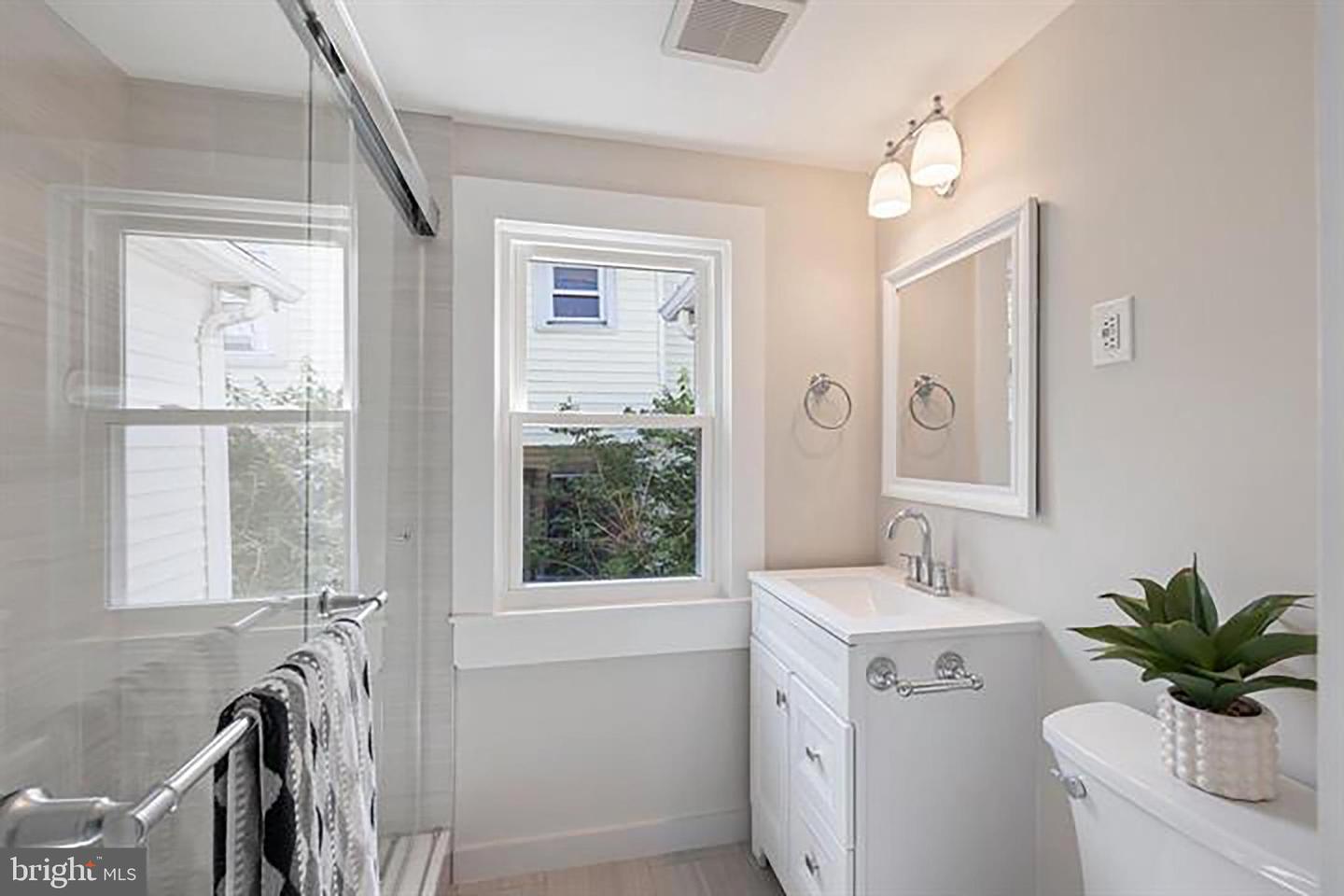 4914 22ND ST N, ARLINGTON, Virginia 22207, 2 Bedrooms Bedrooms, 5 Rooms Rooms,2 BathroomsBathrooms,Residential,For sale,4914 22ND ST N,VAAR2068682 MLS # VAAR2068682