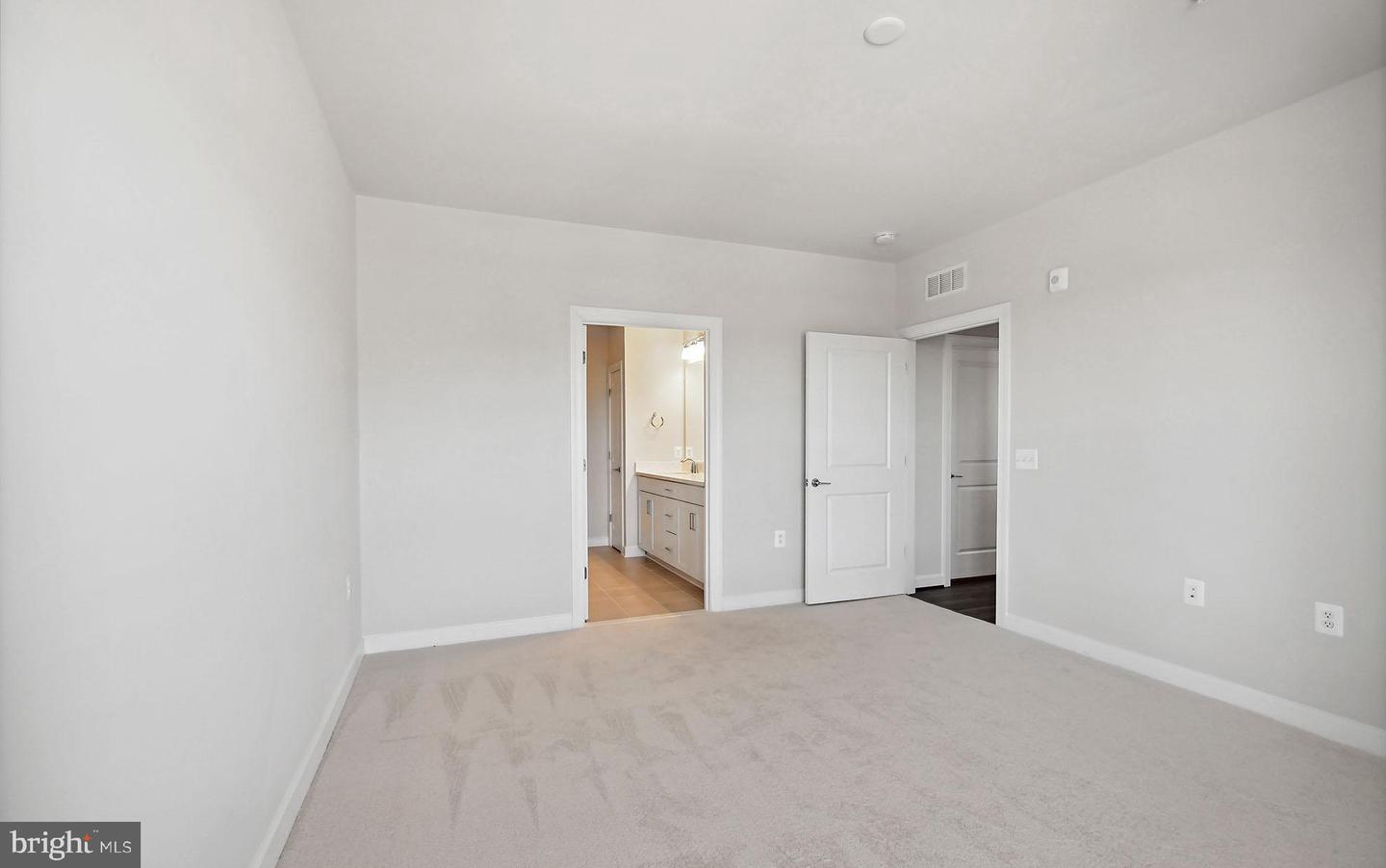 5800 MOONSTONE WAY #4, HAYMARKET, Virginia 20169, 2 Bedrooms Bedrooms, ,2 BathroomsBathrooms,Residential,For sale,5800 MOONSTONE WAY #4,VAPW2112232 MLS # VAPW2112232