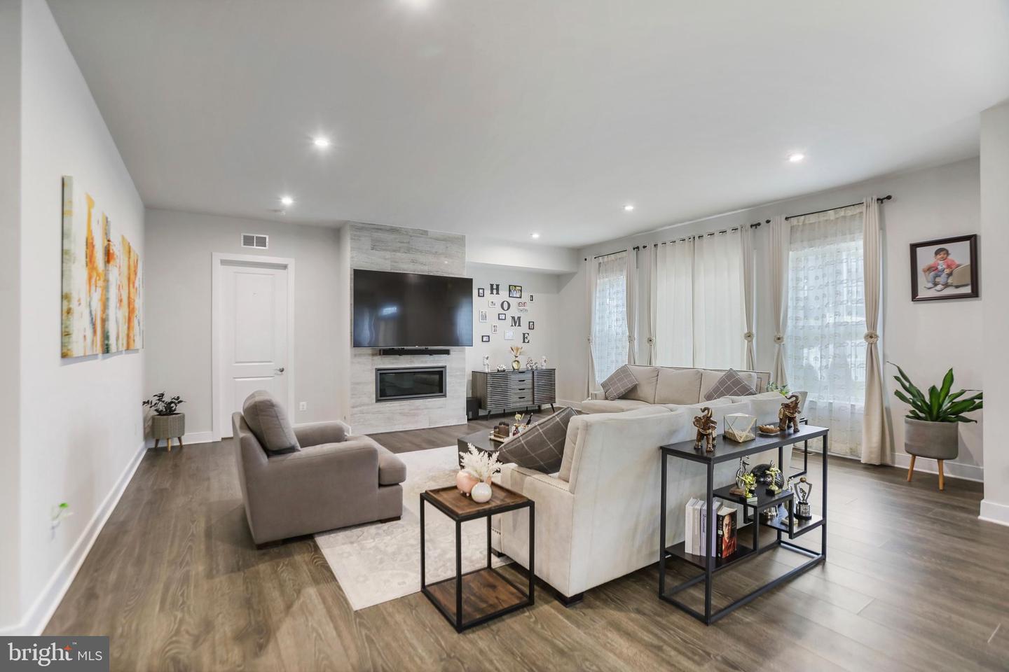 24289 GRAYLEAF WILLOW PL, ALDIE, Virginia 20105, 6 Bedrooms Bedrooms, ,5 BathroomsBathrooms,Residential,For sale,24289 GRAYLEAF WILLOW PL,VALO2110444 MLS # VALO2110444