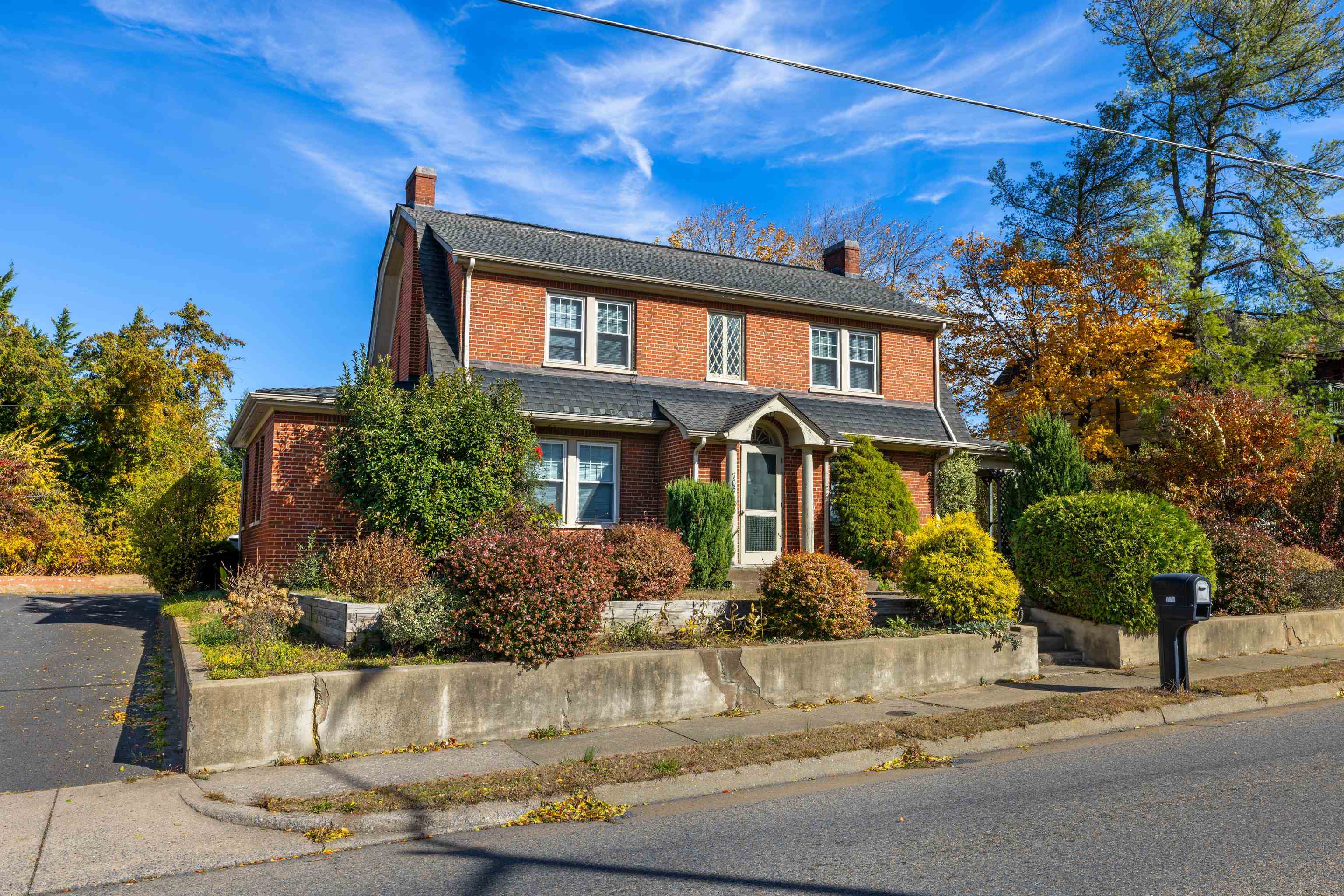 705 RICHMOND AVE, STAUNTON, Virginia 24401, 5 Bedrooms Bedrooms, ,3 BathroomsBathrooms,Residential,705 RICHMOND AVE,671009 MLS # 671009