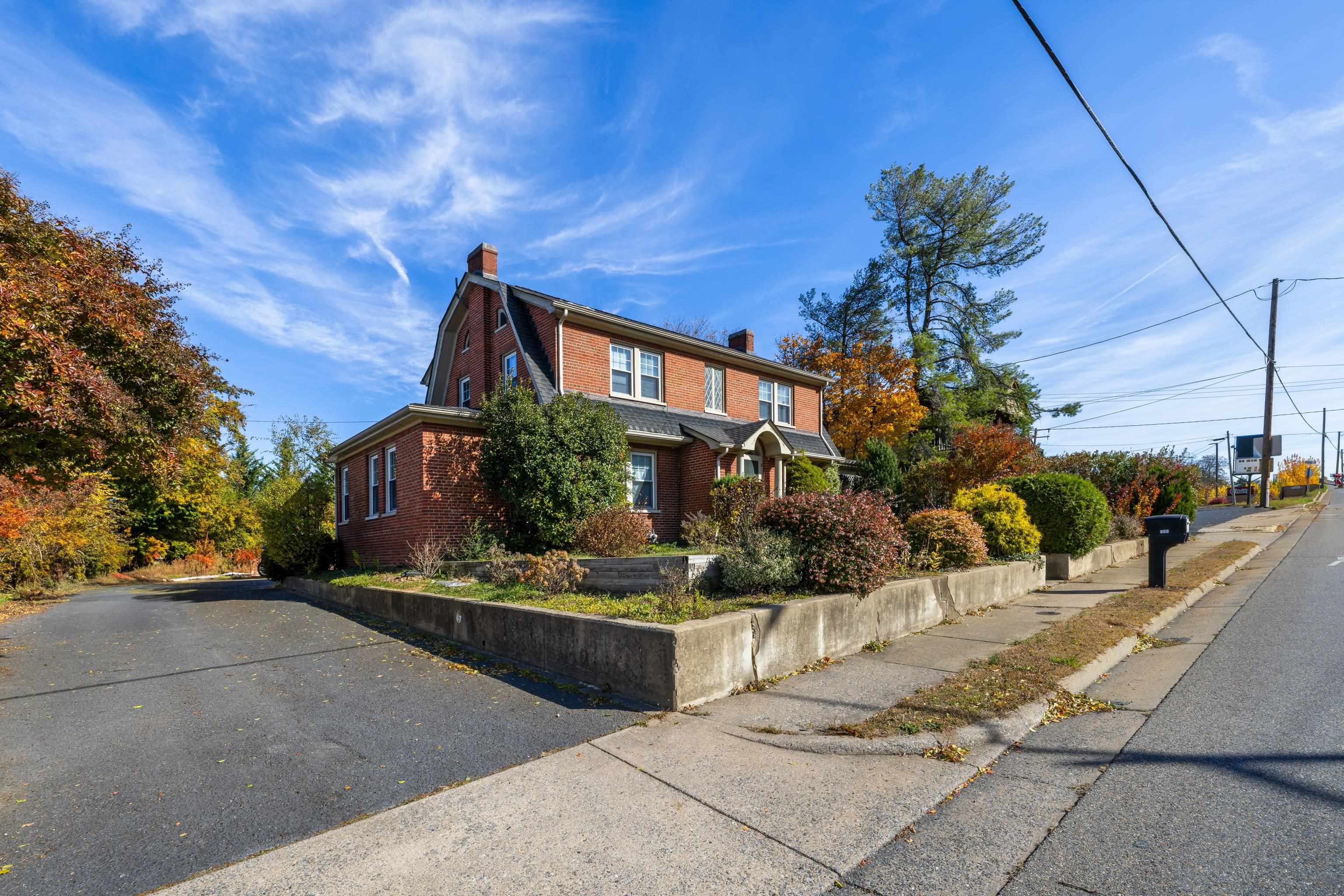 705 RICHMOND AVE, STAUNTON, Virginia 24401, 5 Bedrooms Bedrooms, ,3 BathroomsBathrooms,Residential,705 RICHMOND AVE,671009 MLS # 671009