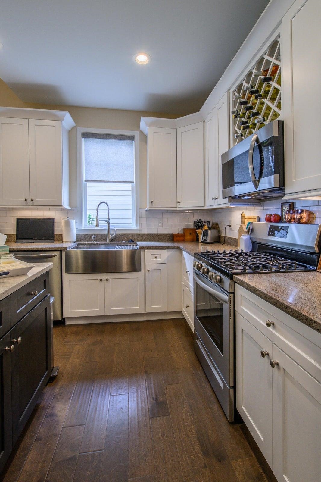 Convenient work space. Convenient work space.