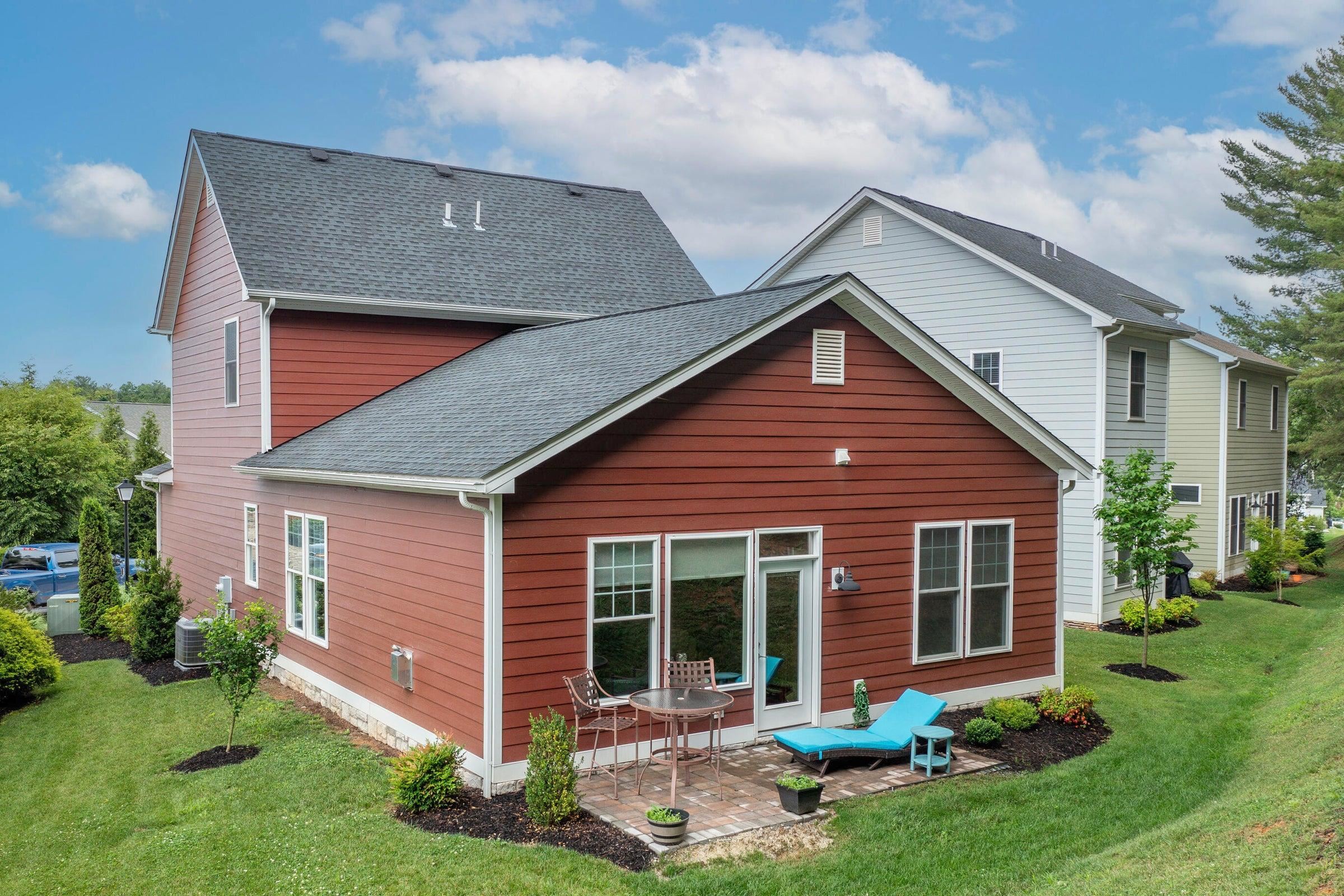 Picnic in privacy on the back patio! Picnic in privacy on the back patio!