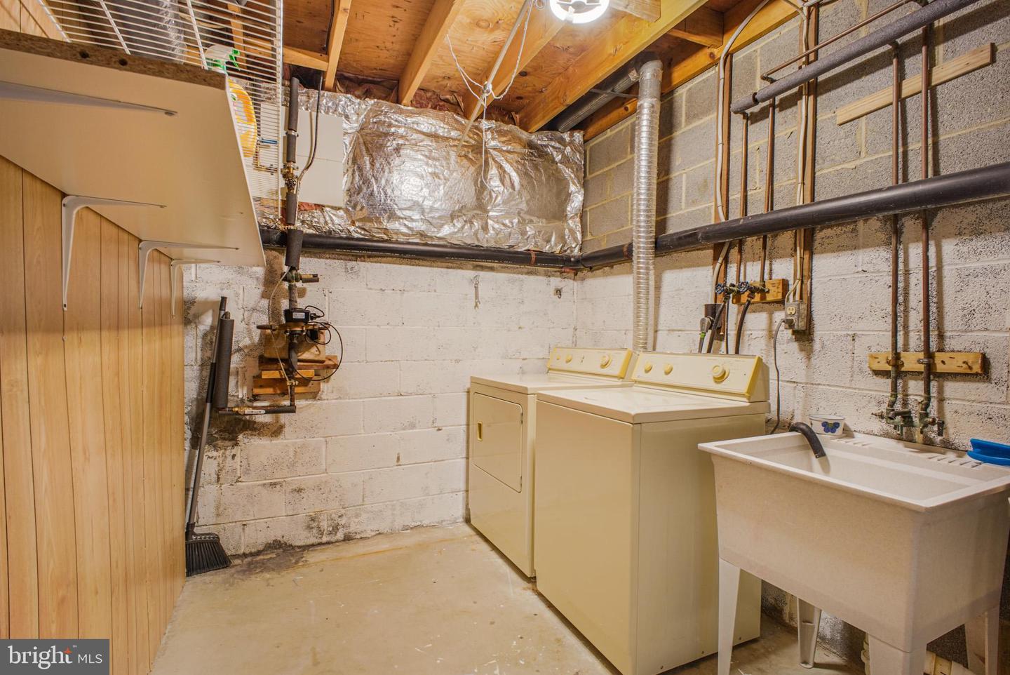 2104 BERGER PL, HERNDON, Virginia 20170, 4 Bedrooms Bedrooms, ,2 BathroomsBathrooms,Residential,For sale,2104 BERGER PL,VAFX2284032 MLS # VAFX2284032