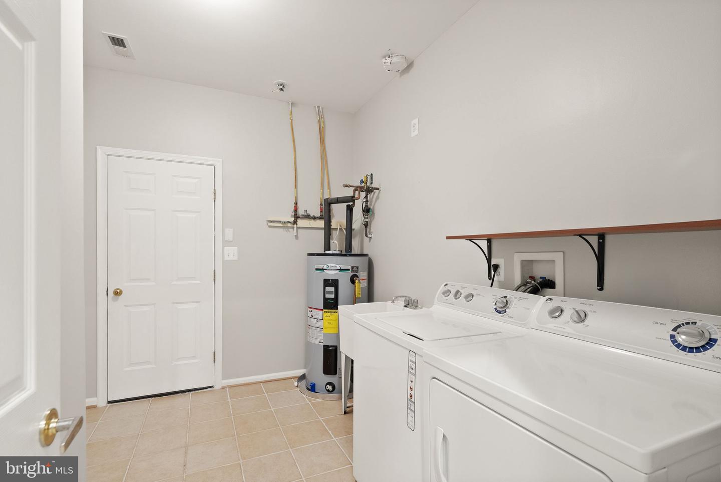 6932 WALNUT HILL DR, GAINESVILLE, Virginia 20155, 4 Bedrooms Bedrooms, ,3 BathroomsBathrooms,Residential,For sale,6932 WALNUT HILL DR,VAPW2109956 MLS # VAPW2109956