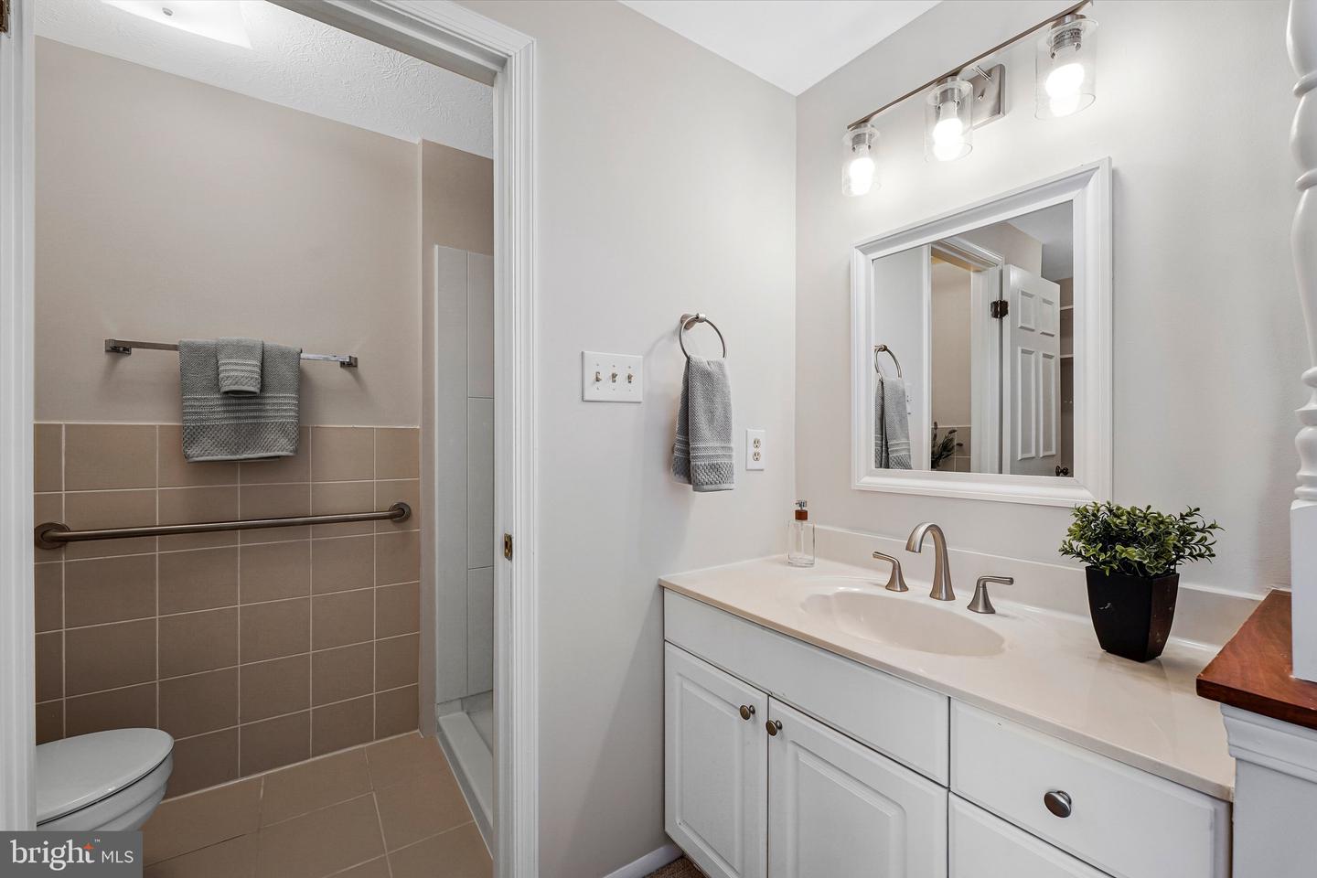 9920 OAKDALE WOODS CT, VIENNA, Virginia 22181, 3 Bedrooms Bedrooms, ,2 BathroomsBathrooms,Residential,For sale,9920 OAKDALE WOODS CT,VAFX2285172 MLS # VAFX2285172