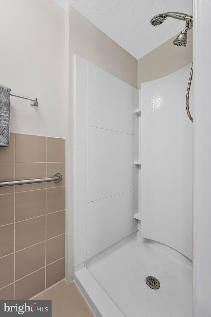 9920 OAKDALE WOODS CT, VIENNA, Virginia 22181, 3 Bedrooms Bedrooms, ,2 BathroomsBathrooms,Residential,For sale,9920 OAKDALE WOODS CT,VAFX2285172 MLS # VAFX2285172