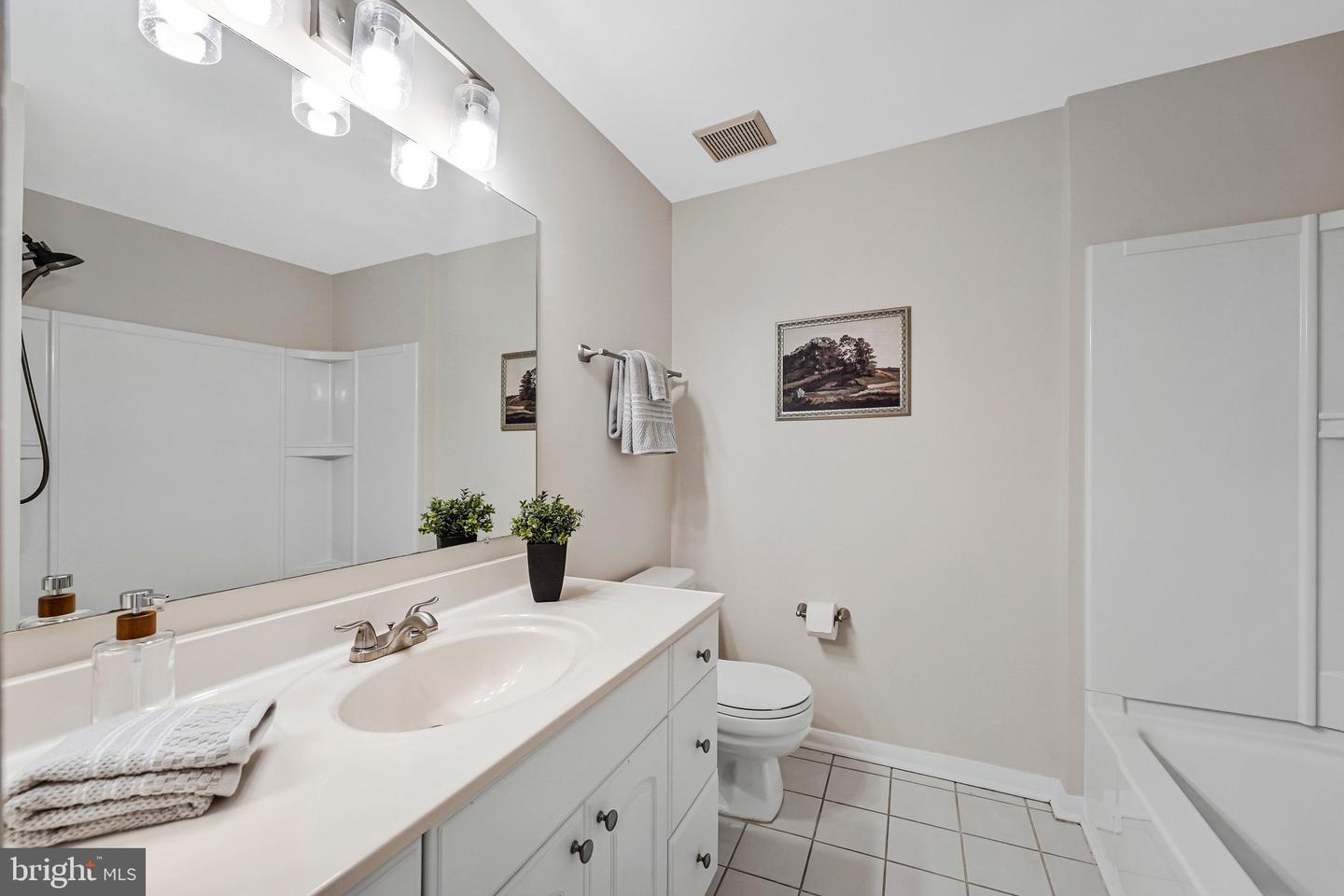 9920 OAKDALE WOODS CT, VIENNA, Virginia 22181, 3 Bedrooms Bedrooms, ,2 BathroomsBathrooms,Residential,For sale,9920 OAKDALE WOODS CT,VAFX2285172 MLS # VAFX2285172