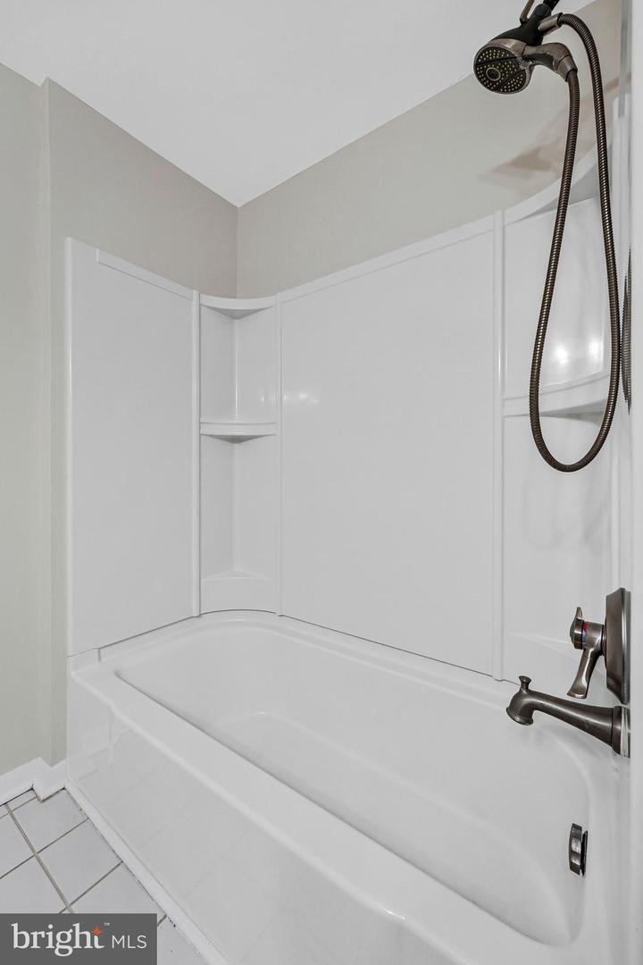 9920 OAKDALE WOODS CT, VIENNA, Virginia 22181, 3 Bedrooms Bedrooms, ,2 BathroomsBathrooms,Residential,For sale,9920 OAKDALE WOODS CT,VAFX2285172 MLS # VAFX2285172