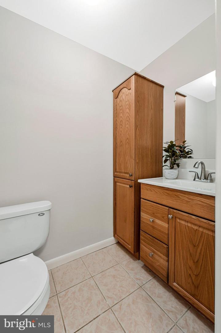 9920 OAKDALE WOODS CT, VIENNA, Virginia 22181, 3 Bedrooms Bedrooms, ,2 BathroomsBathrooms,Residential,For sale,9920 OAKDALE WOODS CT,VAFX2285172 MLS # VAFX2285172