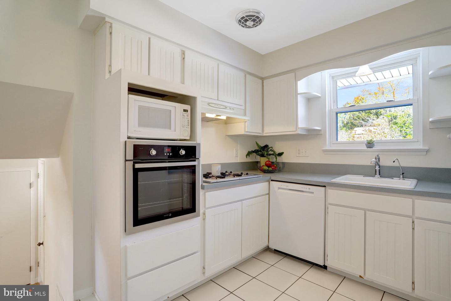 8304 LILAC LN, ALEXANDRIA, Virginia 22308, 3 Bedrooms Bedrooms, 12 Rooms Rooms,2 BathroomsBathrooms,Residential,For sale,8304 LILAC LN,VAFX2285484 MLS # VAFX2285484