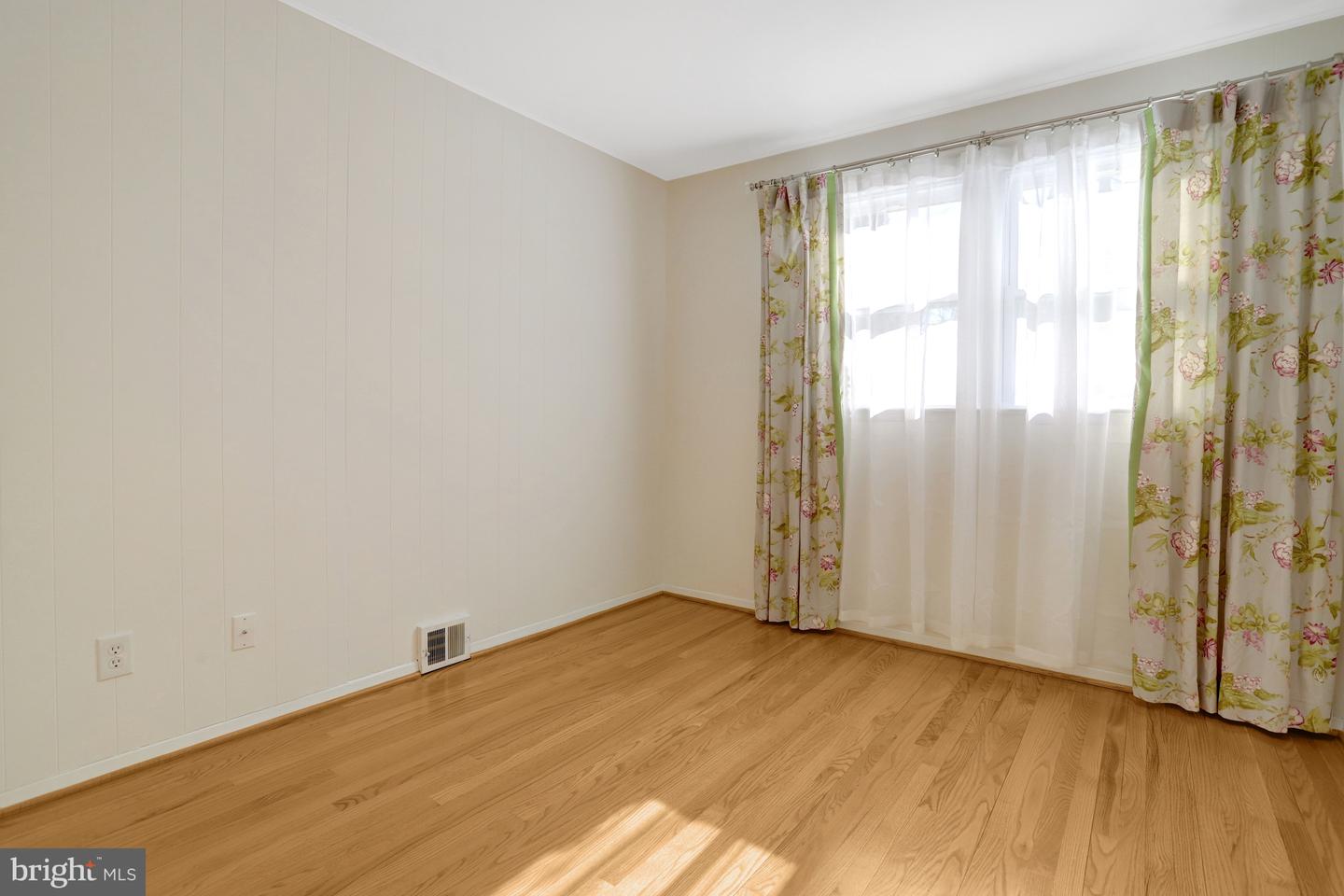 8304 LILAC LN, ALEXANDRIA, Virginia 22308, 3 Bedrooms Bedrooms, 12 Rooms Rooms,2 BathroomsBathrooms,Residential,For sale,8304 LILAC LN,VAFX2285484 MLS # VAFX2285484