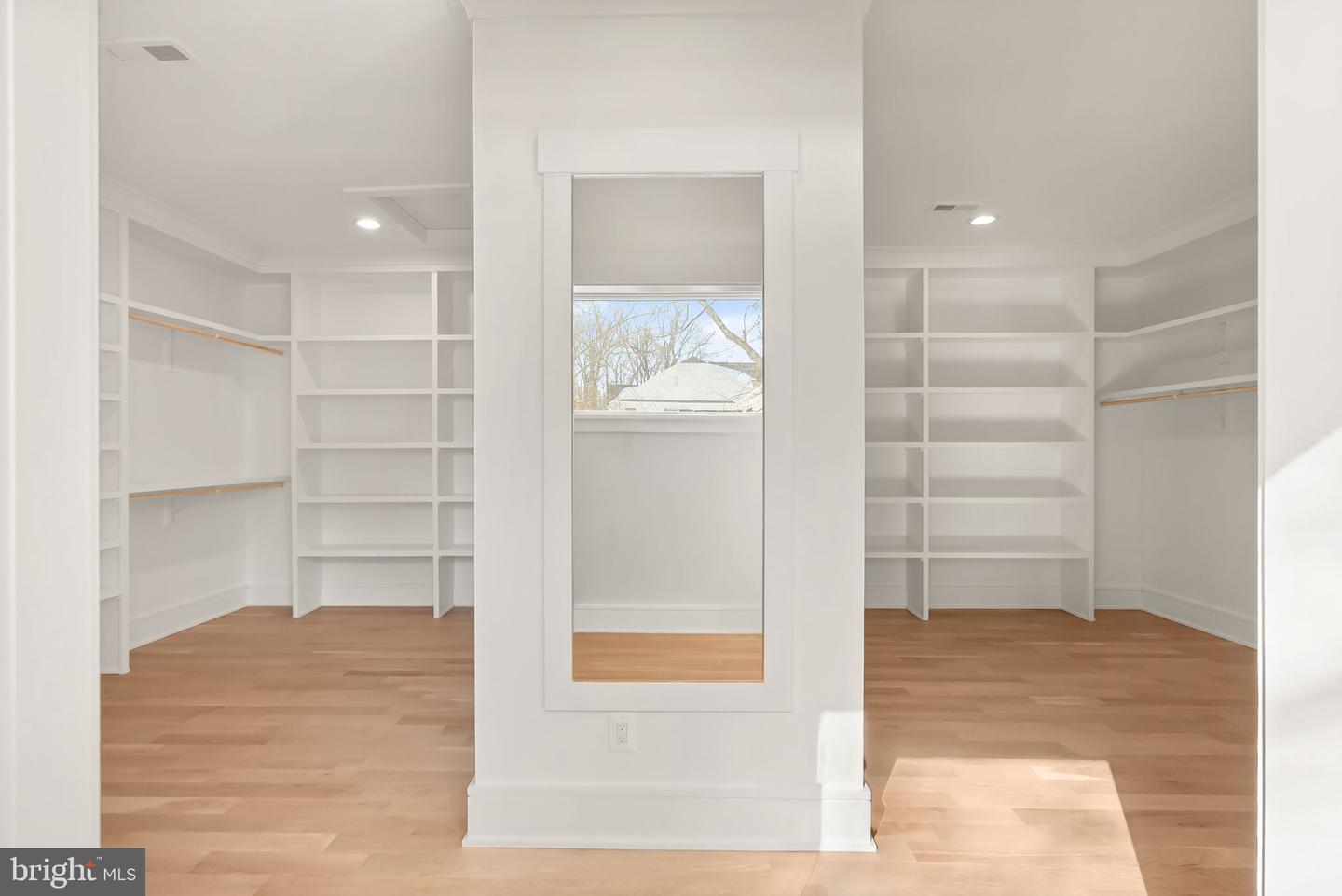 6013 WOODLAND TER, MCLEAN, Virginia 22101, 6 Bedrooms Bedrooms, ,6 BathroomsBathrooms,Residential,For sale,6013 WOODLAND TER,VAFX2287616 MLS # VAFX2287616