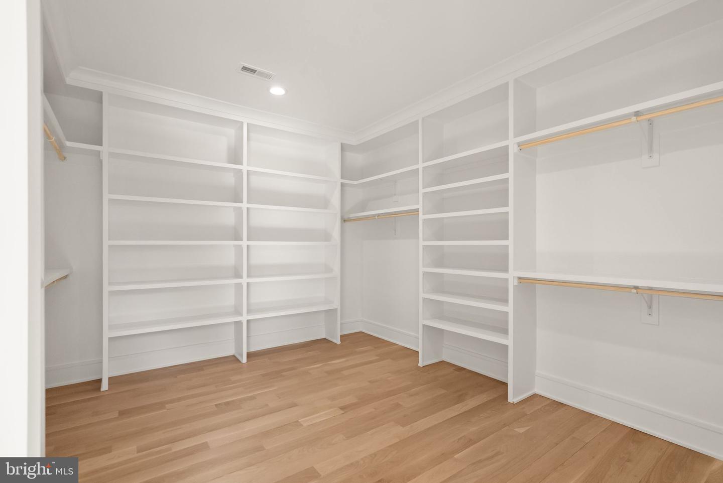 6013 WOODLAND TER, MCLEAN, Virginia 22101, 6 Bedrooms Bedrooms, ,6 BathroomsBathrooms,Residential,For sale,6013 WOODLAND TER,VAFX2287616 MLS # VAFX2287616