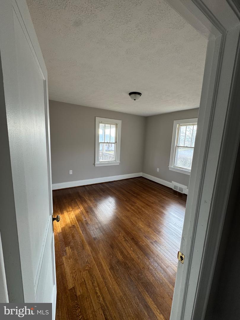 2519 HOCKMAN AVE, WINCHESTER, Virginia 22601, 2 Bedrooms Bedrooms, 3 Rooms Rooms,1 BathroomBathrooms,Residential,For sale,2519 HOCKMAN AVE,VAWI2009854 MLS # VAWI2009854