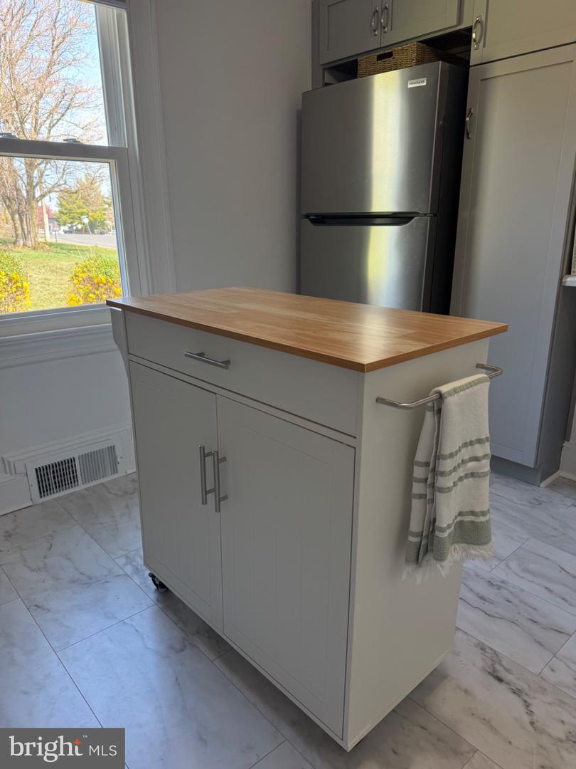 2519 HOCKMAN AVE, WINCHESTER, Virginia 22601, 2 Bedrooms Bedrooms, 3 Rooms Rooms,1 BathroomBathrooms,Residential,For sale,2519 HOCKMAN AVE,VAWI2009854 MLS # VAWI2009854