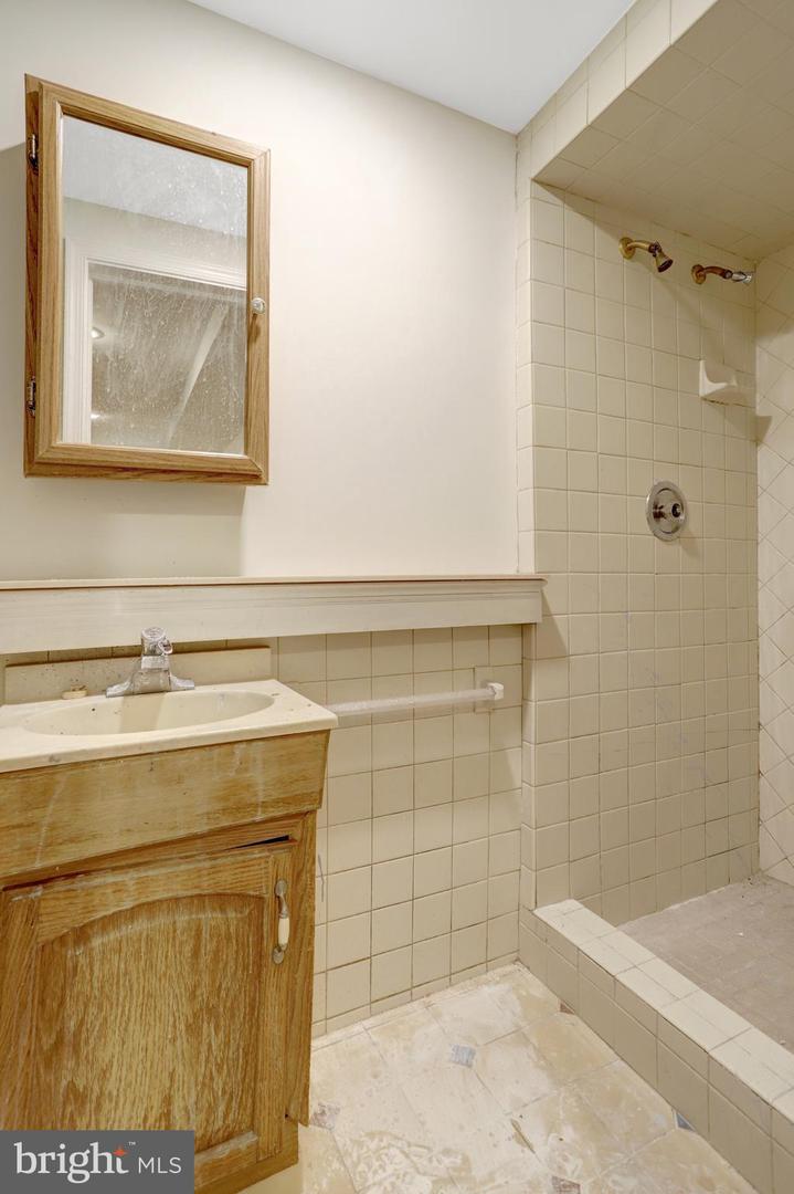 411 N BRYAN ST, ARLINGTON, Virginia 22201, 5 Bedrooms Bedrooms, ,4 BathroomsBathrooms,Residential,For sale,411 N BRYAN ST,VAAR2068242 MLS # VAAR2068242