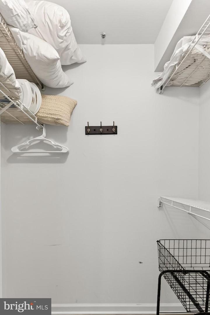 3307 WYNDHAM CIR #1164, ALEXANDRIA, Virginia 22302, 1 Bedroom Bedrooms, ,1 BathroomBathrooms,Residential,For sale,3307 WYNDHAM CIR #1164,VAAX2053750 MLS # VAAX2053750