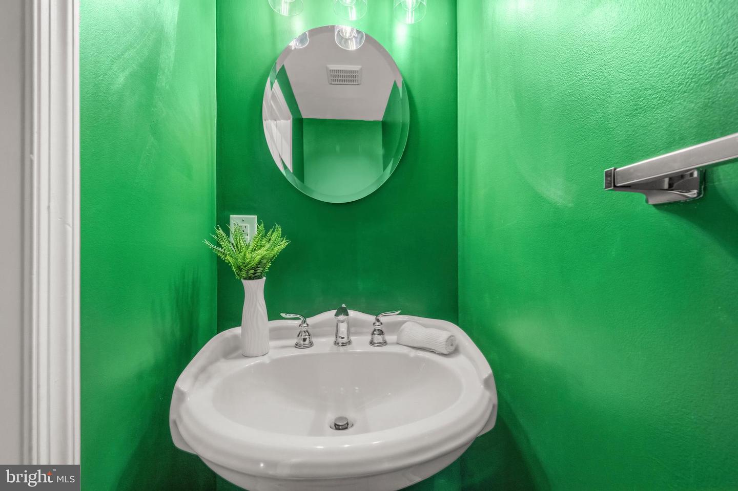 907 8TH ST NE, WASHINGTON, District Of Columbia 20002, 2 Bedrooms Bedrooms, ,2 BathroomsBathrooms,Residential,For sale,907 8TH ST NE,DCDC2244498 MLS # DCDC2244498