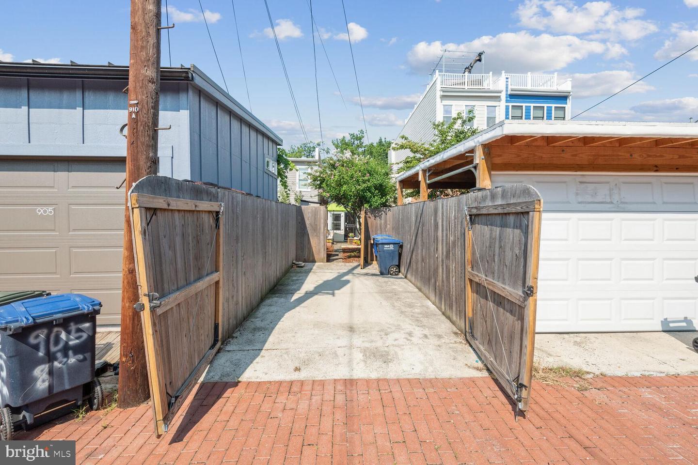 907 8TH ST NE, WASHINGTON, District Of Columbia 20002, 2 Bedrooms Bedrooms, ,2 BathroomsBathrooms,Residential,For sale,907 8TH ST NE,DCDC2244498 MLS # DCDC2244498