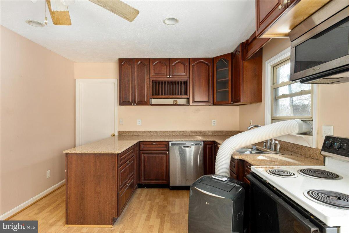 10090 TYLER LN, MIDLAND, Virginia 22728, 3 Bedrooms Bedrooms, 7 Rooms Rooms,1 BathroomBathrooms,Residential,For sale,10090 TYLER LN,VAFQ2020450 MLS # VAFQ2020450