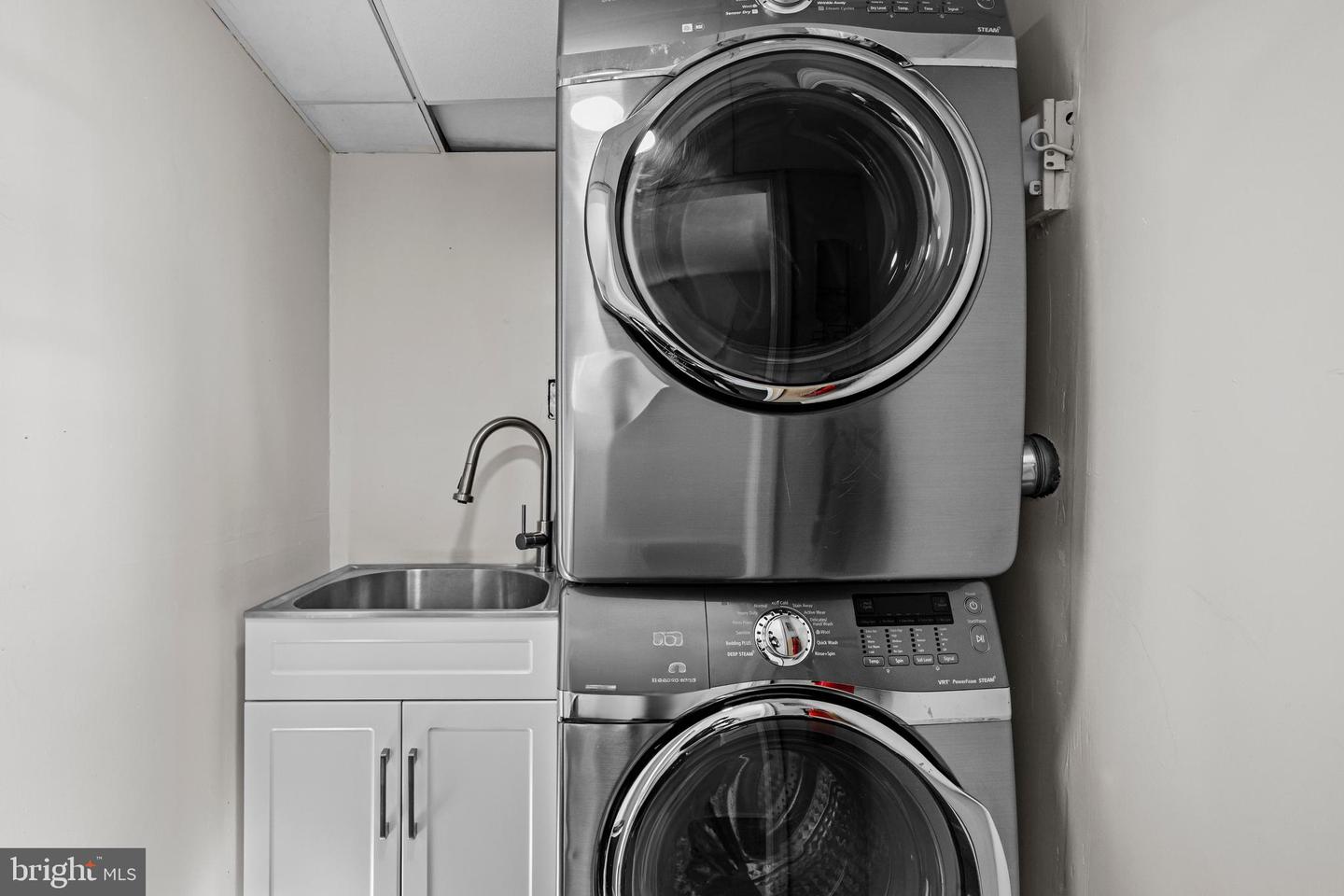 6813 DERRELL CT, ALEXANDRIA, Virginia 22307, 3 Bedrooms Bedrooms, 8 Rooms Rooms,3 BathroomsBathrooms,Residential,For sale,6813 DERRELL CT,VAFX2289498 MLS # VAFX2289498