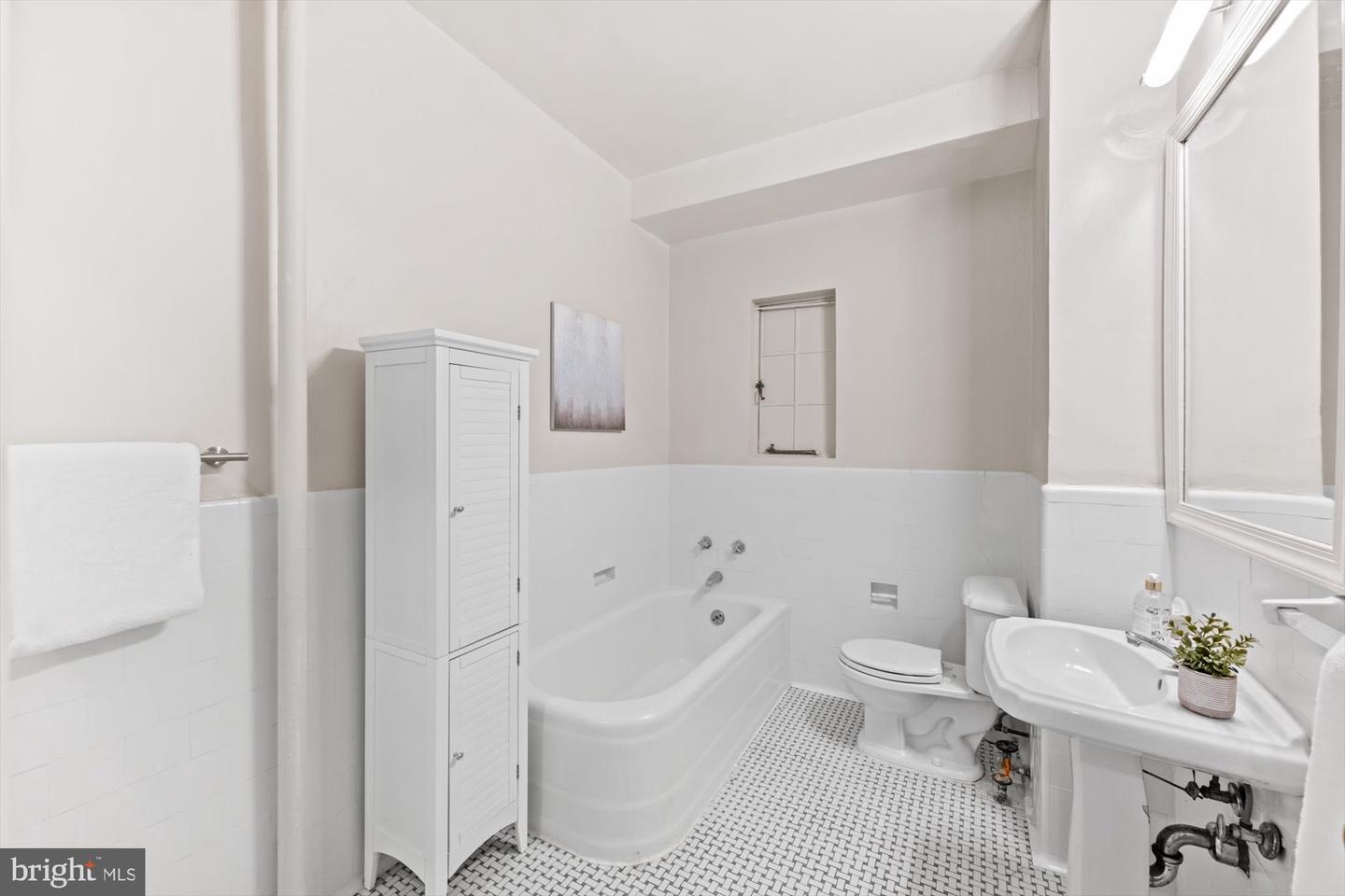 4700 CONNECTICUT AVE NW #206, WASHINGTON, District Of Columbia 20008, 2 Bedrooms Bedrooms, 5 Rooms Rooms,1 BathroomBathrooms,Residential,For sale,4700 CONNECTICUT AVE NW #206,DCDC2245064 MLS # DCDC2245064