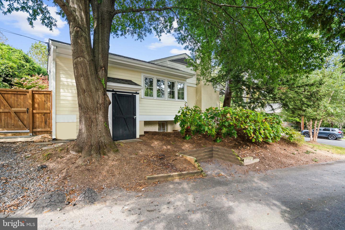 5191 LINNEAN TER NW, WASHINGTON, District Of Columbia 20008, 4 Bedrooms Bedrooms, 12 Rooms Rooms,3 BathroomsBathrooms,Residential,For sale,5191 LINNEAN TER NW,DCDC2242464 MLS # DCDC2242464