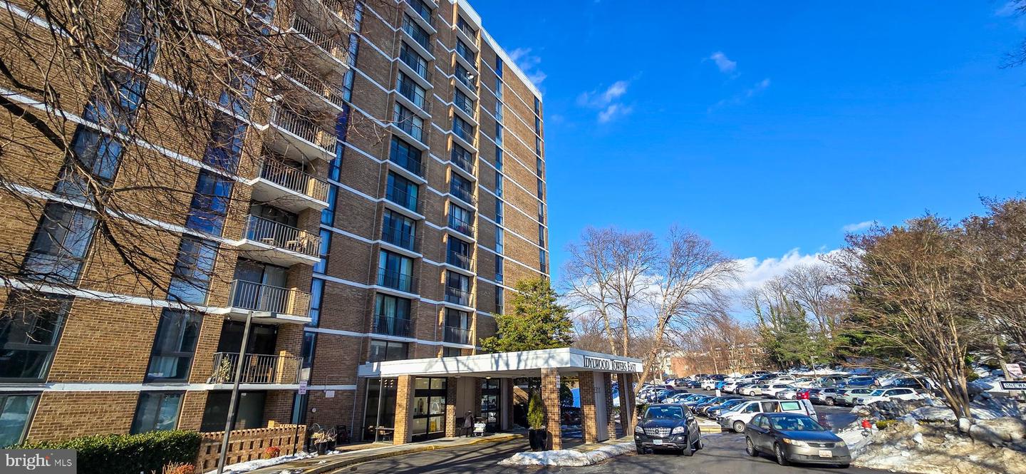 2311 PIMMIT DR #815, FALLS CHURCH, Virginia 22043, 2 Bedrooms Bedrooms, ,2 BathroomsBathrooms,Residential,For sale,2311 PIMMIT DR #815,VAFX2289798 MLS # VAFX2289798