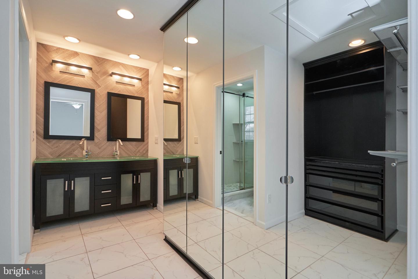 13715 EASTCLIFF CIR, CENTREVILLE, Virginia 20120, 5 Bedrooms Bedrooms, ,3 BathroomsBathrooms,Residential,For sale,13715 EASTCLIFF CIR,VAFX2290192 MLS # VAFX2290192