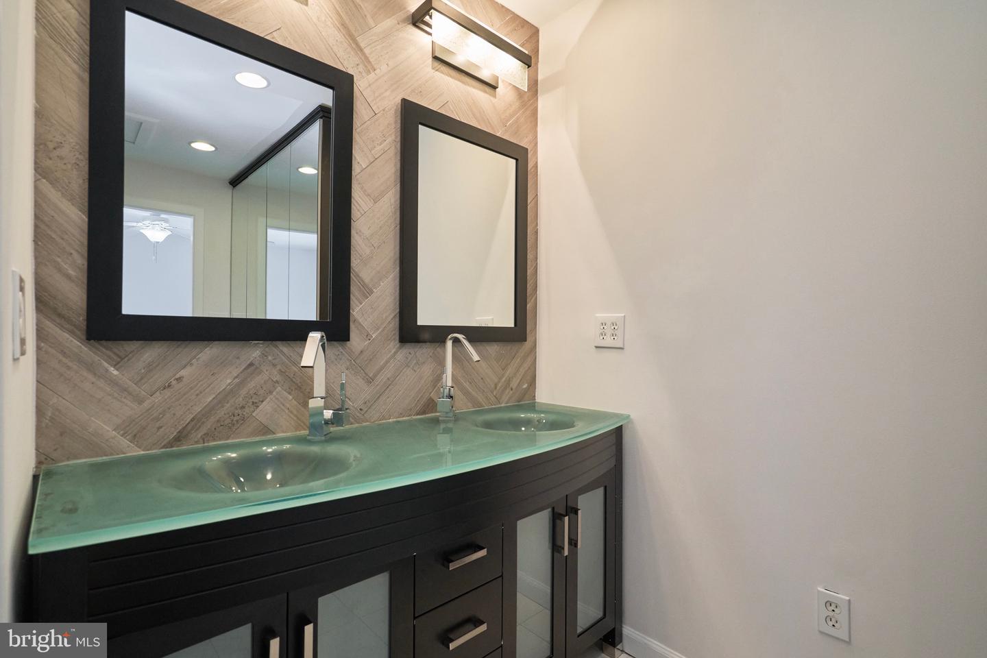 13715 EASTCLIFF CIR, CENTREVILLE, Virginia 20120, 5 Bedrooms Bedrooms, ,3 BathroomsBathrooms,Residential,For sale,13715 EASTCLIFF CIR,VAFX2290192 MLS # VAFX2290192