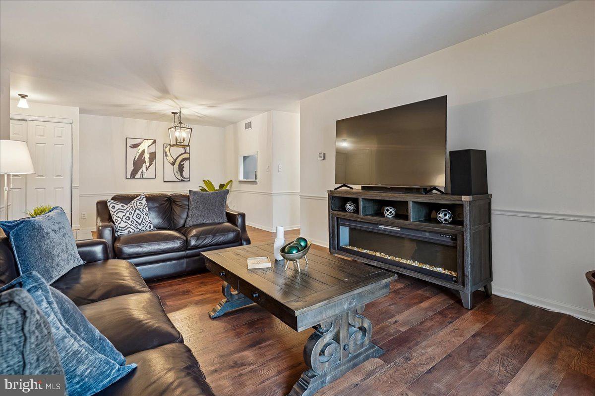 5902 COVE LANDING RD #304, BURKE, Virginia 22015, 2 Bedrooms Bedrooms, ,2 BathroomsBathrooms,Residential,For sale,5902 COVE LANDING RD #304,VAFX2290342 MLS # VAFX2290342