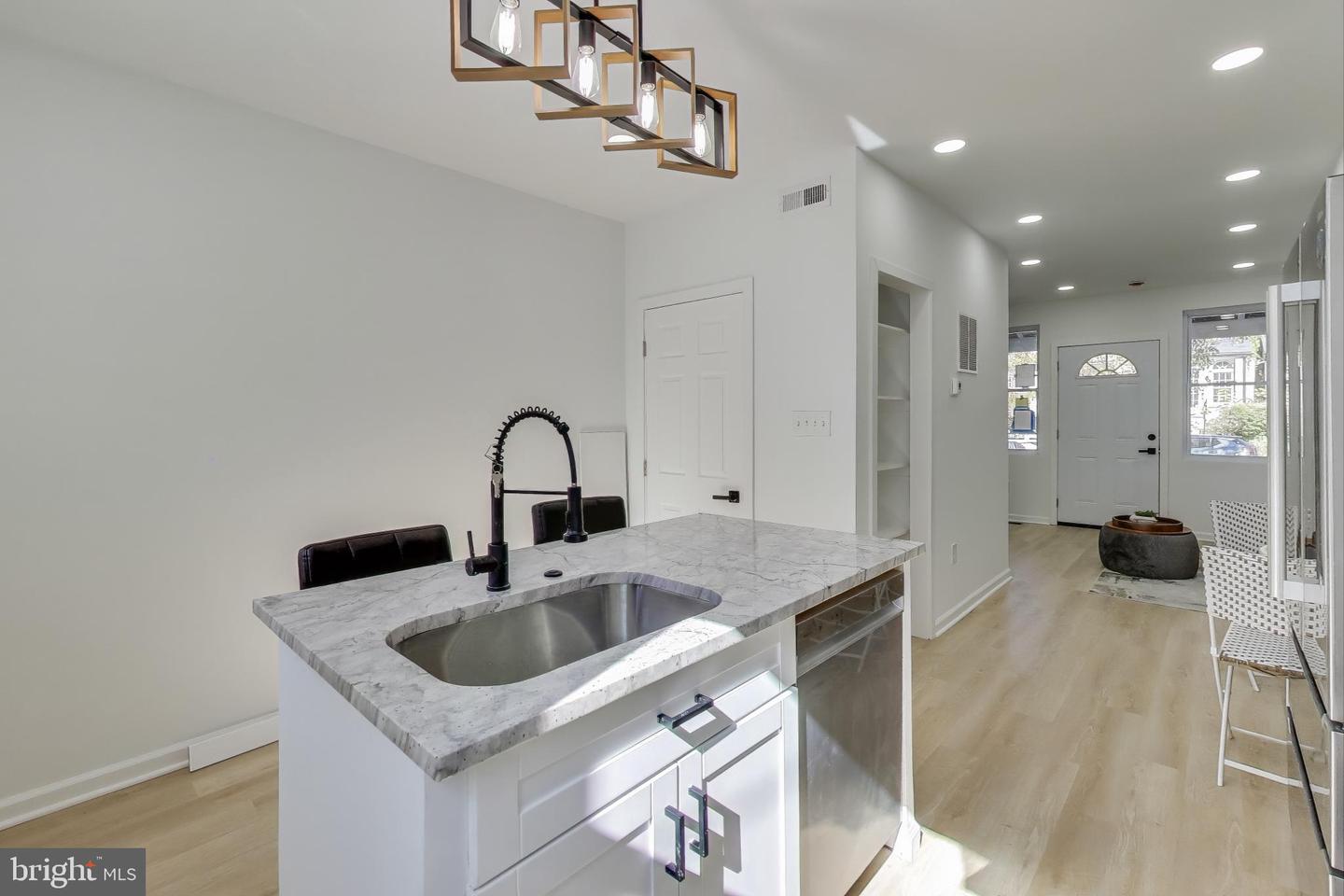 1721 L ST NE, WASHINGTON, District Of Columbia 20002, 2 Bedrooms Bedrooms, ,2 BathroomsBathrooms,Residential,For sale,1721 L ST NE,DCDC2241060 MLS # DCDC2241060