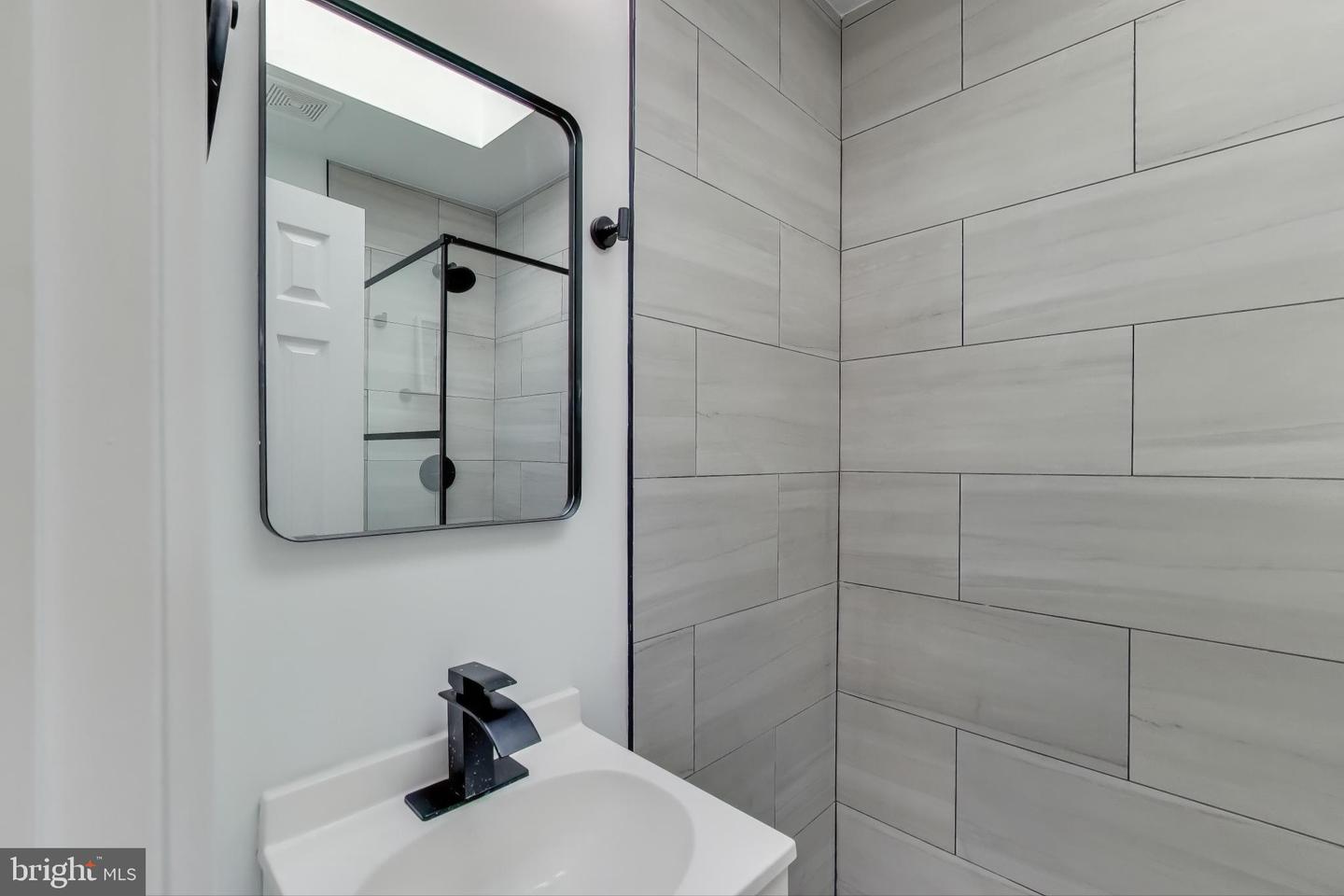 1721 L ST NE, WASHINGTON, District Of Columbia 20002, 2 Bedrooms Bedrooms, ,2 BathroomsBathrooms,Residential,For sale,1721 L ST NE,DCDC2241060 MLS # DCDC2241060