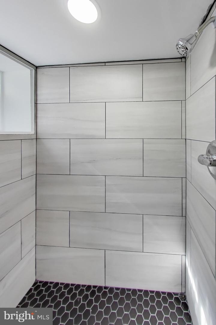 1721 L ST NE, WASHINGTON, District Of Columbia 20002, 2 Bedrooms Bedrooms, ,2 BathroomsBathrooms,Residential,For sale,1721 L ST NE,DCDC2241060 MLS # DCDC2241060