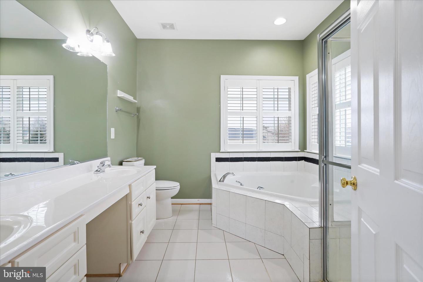 211 LYNNEHAVEN DR, WINCHESTER, Virginia 22602, 5 Bedrooms Bedrooms, ,3 BathroomsBathrooms,Residential,For sale,211 LYNNEHAVEN DR,VAFV2038860 MLS # VAFV2038860