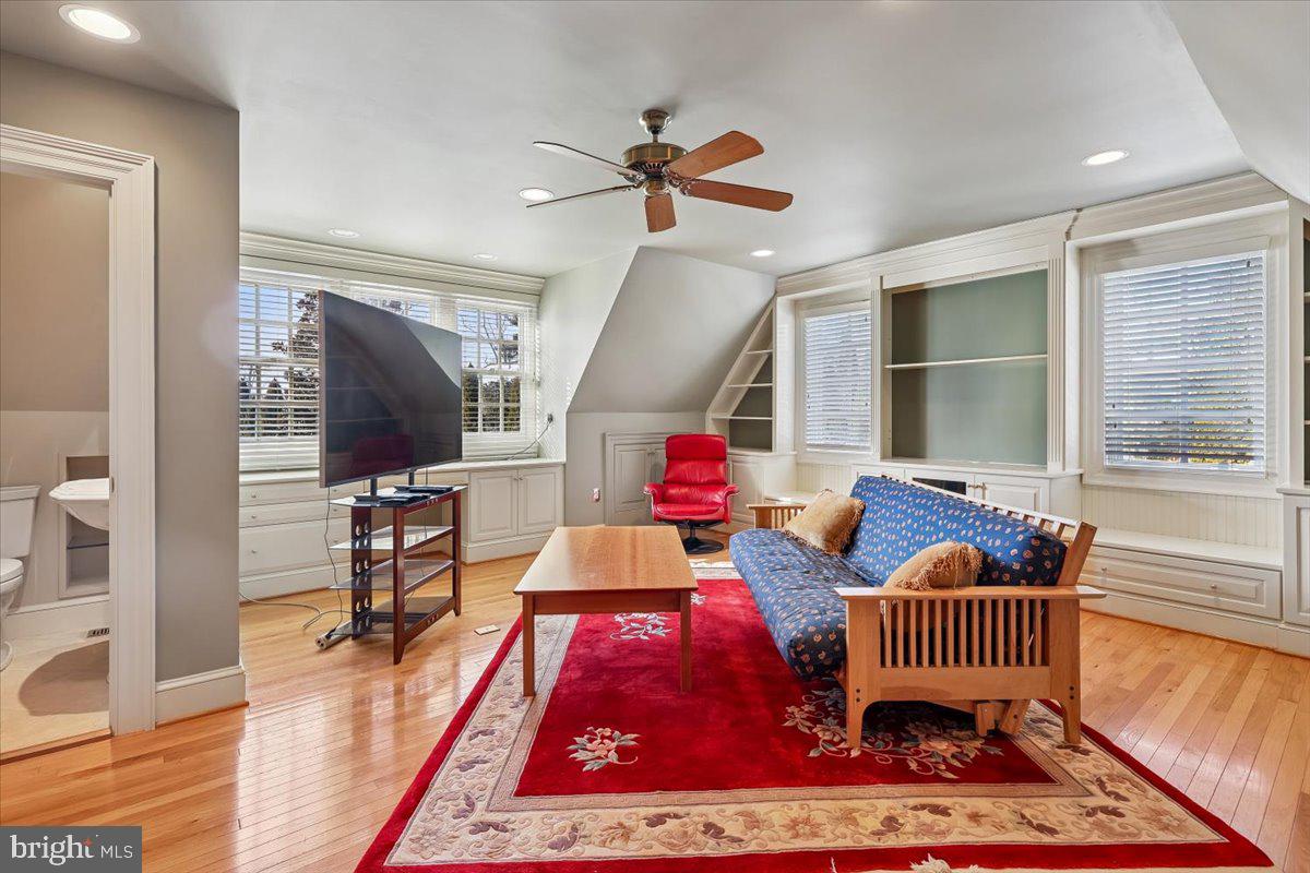 9896 PALACE GREEN WAY, VIENNA, Virginia 22181, 4 Bedrooms Bedrooms, ,3 BathroomsBathrooms,Residential,For sale,9896 PALACE GREEN WAY,VAFX2287770 MLS # VAFX2287770