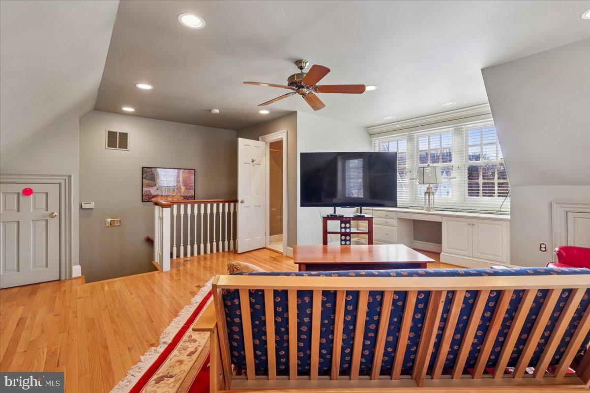 9896 PALACE GREEN WAY, VIENNA, Virginia 22181, 4 Bedrooms Bedrooms, ,3 BathroomsBathrooms,Residential,For sale,9896 PALACE GREEN WAY,VAFX2287770 MLS # VAFX2287770