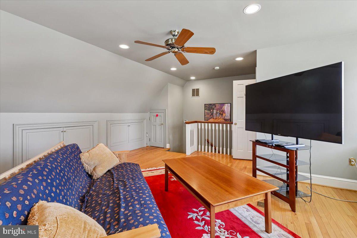 9896 PALACE GREEN WAY, VIENNA, Virginia 22181, 4 Bedrooms Bedrooms, ,3 BathroomsBathrooms,Residential,For sale,9896 PALACE GREEN WAY,VAFX2287770 MLS # VAFX2287770