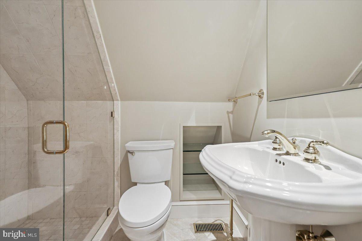 9896 PALACE GREEN WAY, VIENNA, Virginia 22181, 4 Bedrooms Bedrooms, ,3 BathroomsBathrooms,Residential,For sale,9896 PALACE GREEN WAY,VAFX2287770 MLS # VAFX2287770