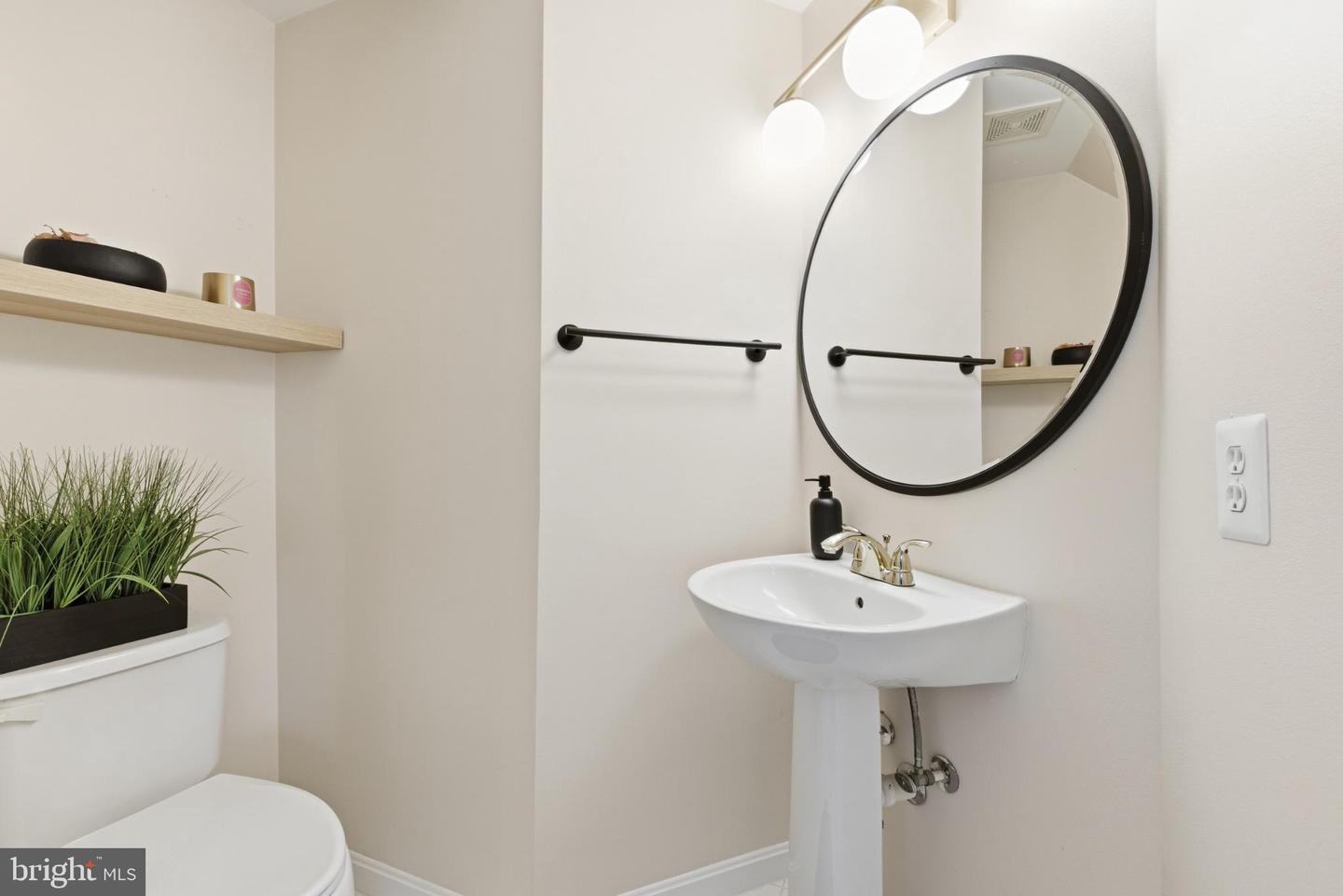 5804-D KATELYN MARY PL #304, ALEXANDRIA, Virginia 22310, 2 Bedrooms Bedrooms, 5 Rooms Rooms,2 BathroomsBathrooms,Residential,For sale,5804-D KATELYN MARY PL #304,VAFX2288588 MLS # VAFX2288588