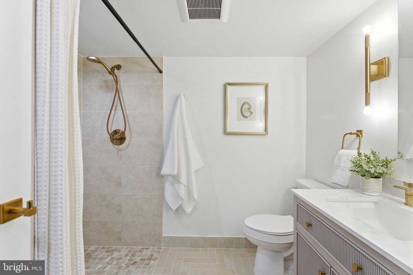 8615 KERRY LN, SPRINGFIELD, Virginia 22152, 4 Bedrooms Bedrooms, ,3 BathroomsBathrooms,Residential,For sale,8615 KERRY LN,VAFX2290438 MLS # VAFX2290438